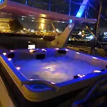 Majesty Yacht Hotel na wodzie *
