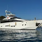 Majesty Yacht Hotel na wodzie