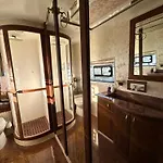 Majesty Yacht Hotel na wodzie *
