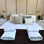 Majesty Yacht Hotel na wodzie *