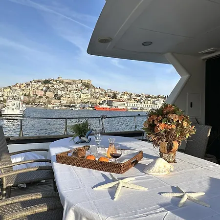 Majesty Yacht Båthotell Kavala