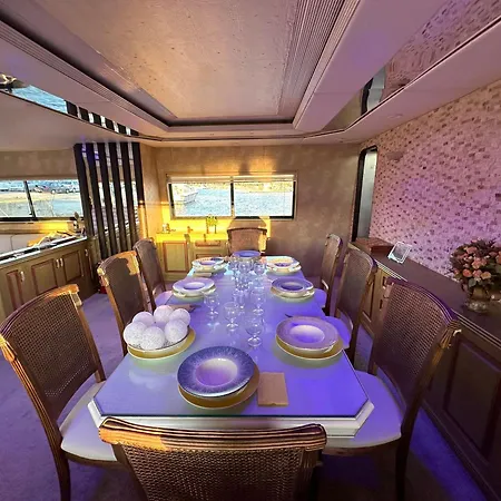 Majesty Yacht Båthotell Kavala