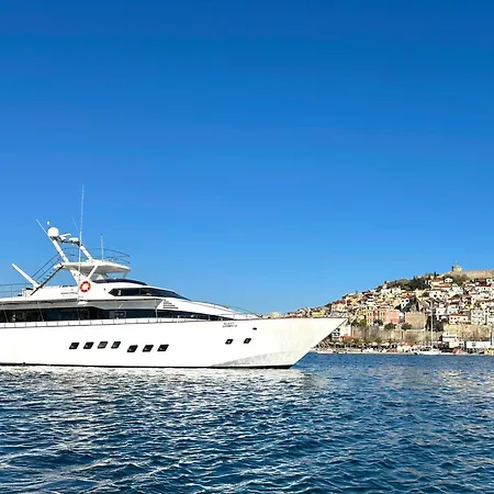 Majesty Yacht Båthotell