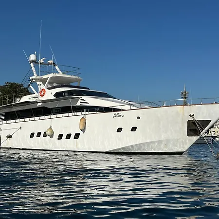 Majesty Yacht Båthotell