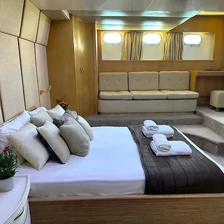 Majesty Yacht Båthotell *