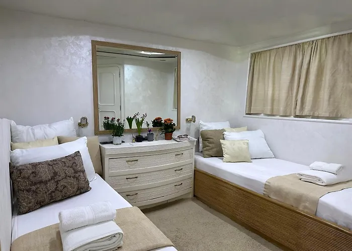 Botel Exclusive Yacht - Sea & Old Town Views - Prime Location Kavala