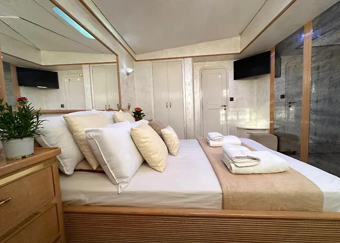 Exclusive Yacht - Sea & Old Town Views - Prime Location *