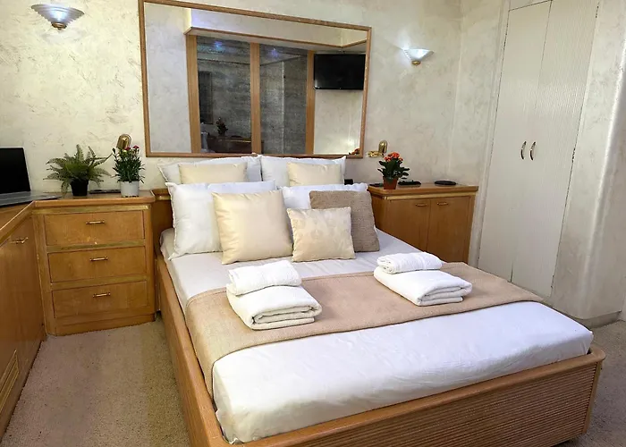 Exclusive Yacht - Sea & Old Town Views - Prime Location