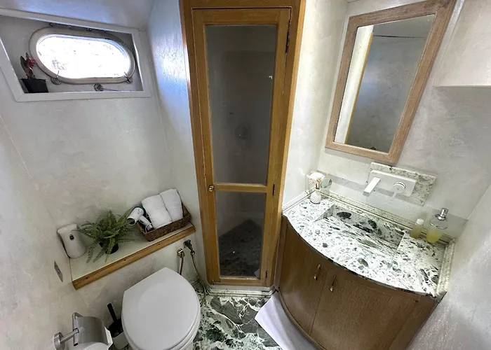 Botel Exclusive Yacht - Sea & Old Town Views - Prime Location