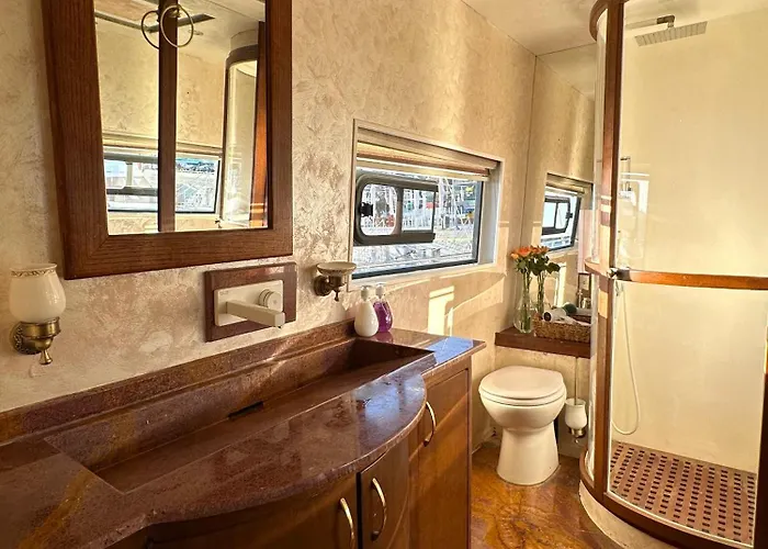 Botel Exclusive Yacht - Sea & Old Town Views - Prime Location