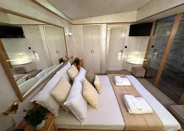 Botel Exclusive Yacht - Sea & Old Town Views - Prime Location Kavala