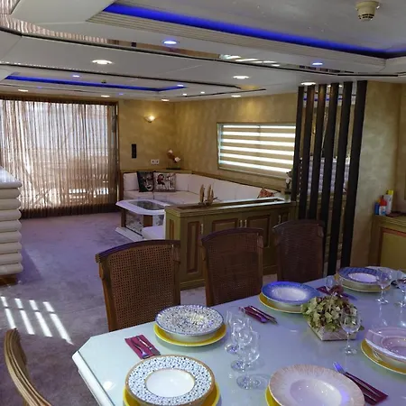 Hotel en barco Majesty Yacht *