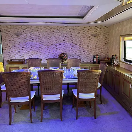Exclusive Yacht - Sea & Old Town Views - Prime Location بوتيل *
