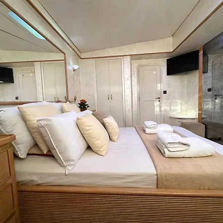 Exclusive Yacht - Sea & Old Town Views - Prime Location *
