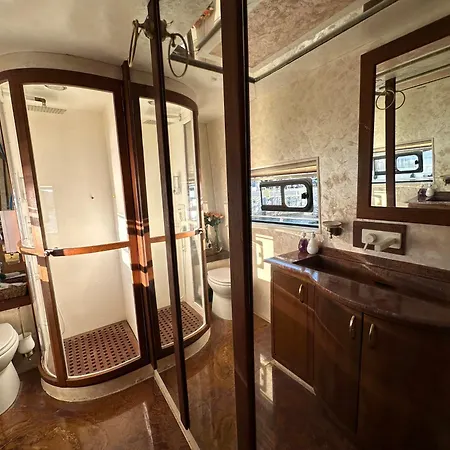 Exclusive Yacht - Sea & Old Town Views - Prime Location بوتيل *