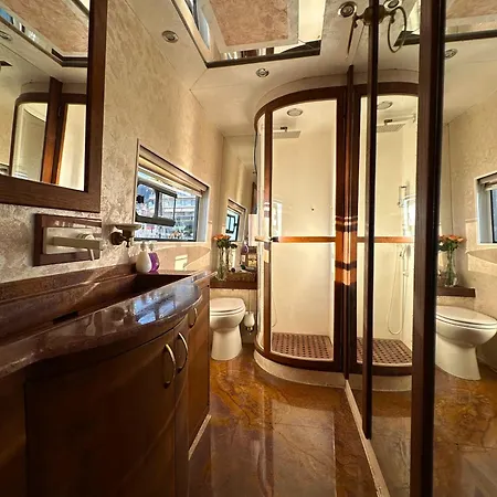 بوتيل Exclusive Yacht - Sea & Old Town Views - Prime Location *