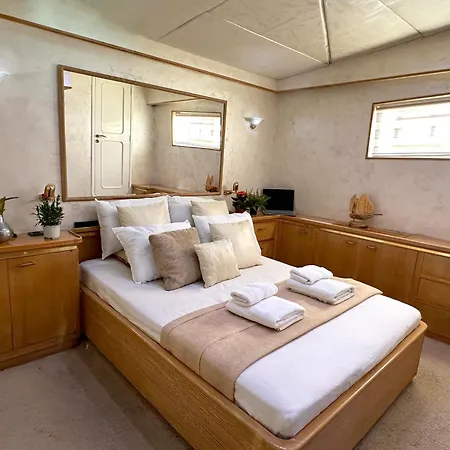 Exclusive Yacht - Sea & Old Town Views - Prime Location Botel Kavala