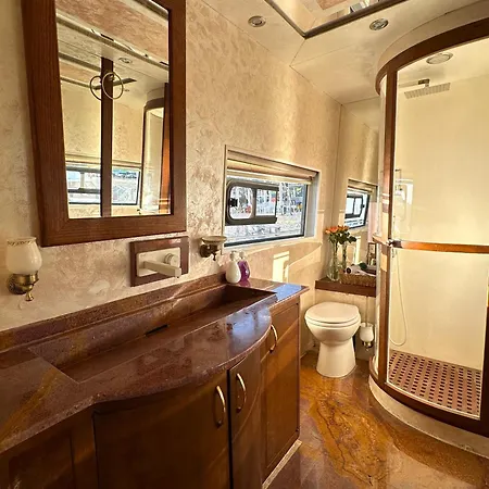 Botel Exclusive Yacht - Sea & Old Town Views - Prime Location