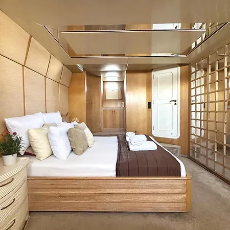 Exclusive Yacht - Sea & Old Town Views - Prime Location بوتيل كافالا