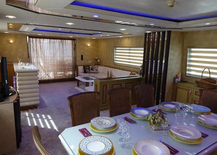Tekne Exclusive Yacht - Sea & Old Town Views - Prime Location *