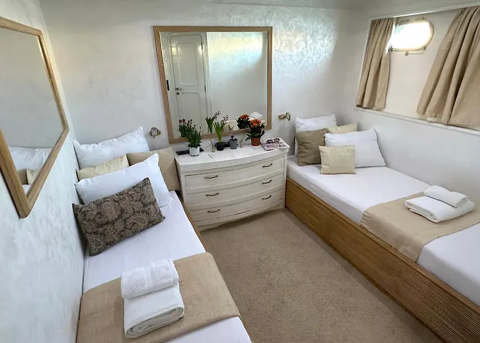 Botel Exclusive Yacht - Sea & Old Town Views - Prime Location *