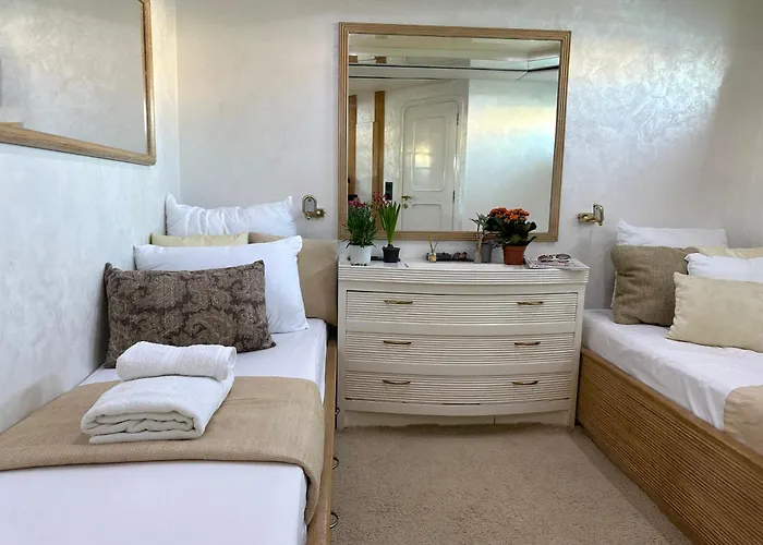 Botel Exclusive Yacht - Sea & Old Town Views - Prime Location *