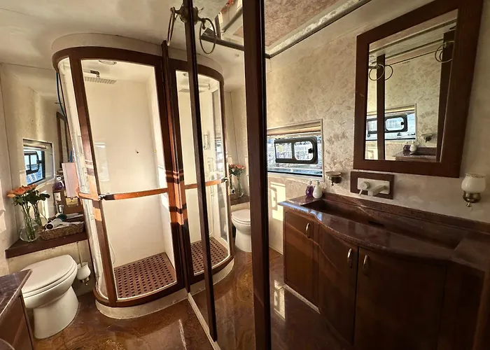 Exclusive Yacht - Sea & Old Town Views - Prime Location Tekne *